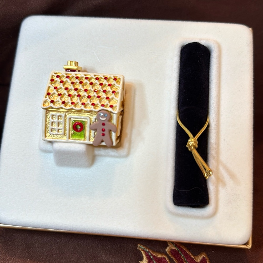 🐈‍⬛ Estee Lauder NWT PLEASURES solid perfume compact “ GINGERBREAD HOUSE “